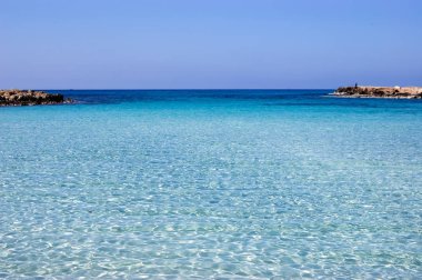 Kıbrıs'ta mavi şeffaf deniz ile panoramik deniz manzarası.