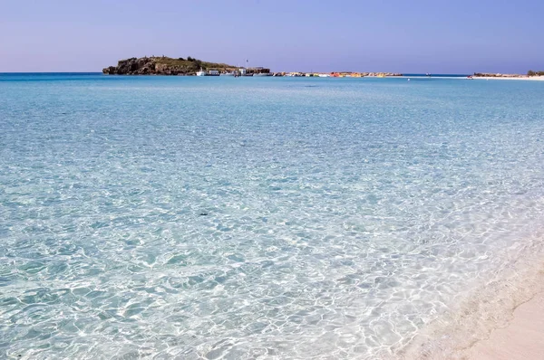 Die malerische Küste mit dem saubersten Meer und weißem Sandstrand — Stockfoto