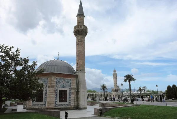 Antigua mezquita y Torre del Reloj en la céntrica plaza Konak en Izmir , — Foto de Stock