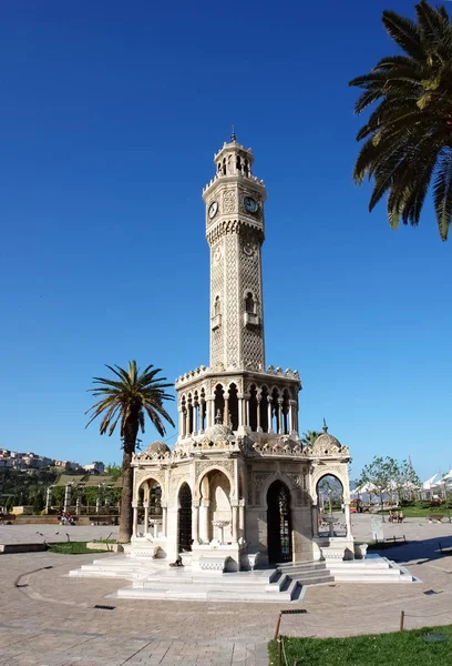 De klokkentoren (Saat Kulesi) op Konak Square in het centrum van I — Stockfoto