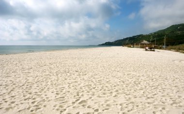 Bulgaristan'ın Kranevo tatil beldesinin kumlu plajı.