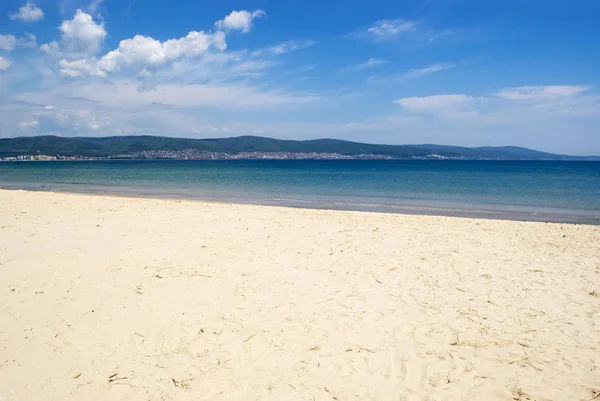 Kumlu bir plaja ve sahilin panoramik manzarasına sahip deniz kıyısı — Stok fotoğraf