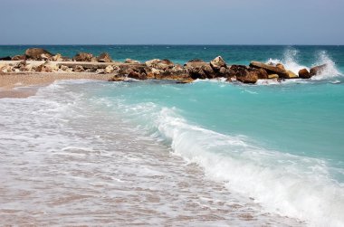 Roma sahilinde dalgalar ve turkuaz deniz ile Manzara
