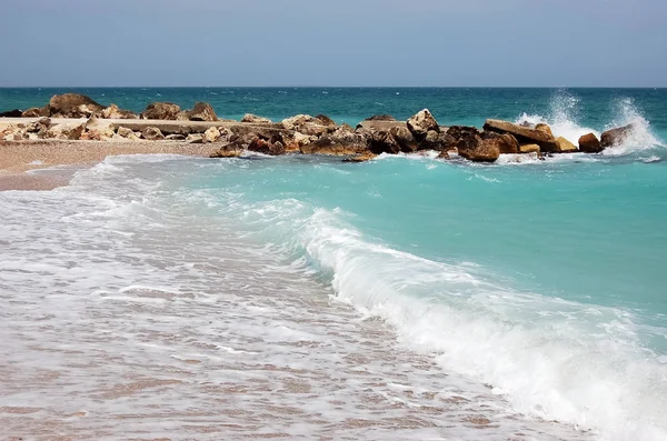 Landschaft mit Wellen und türkisfarbenem Meer am Strand des römischen — Stockfoto
