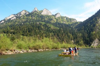 İlkbaharda Slovak dağlarında nehirde rafting.