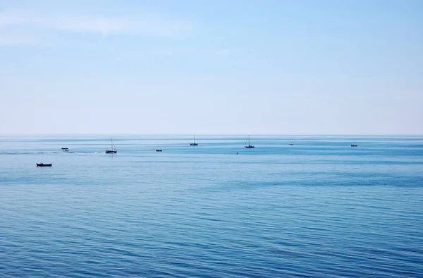 Fishing boats in the sea near the coast of the Bulgarian resort. — Stock Photo, Image