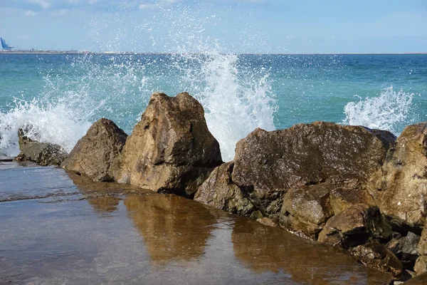 Mare onda spruzzi al frangiflutti sulla spiaggia del r rumeno — Foto Stock