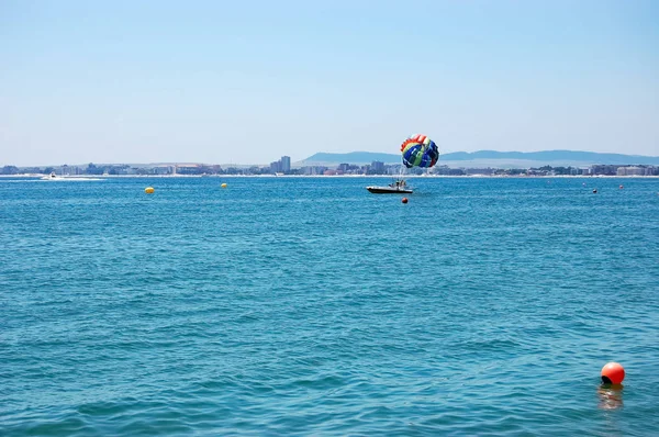 Bulgar tatil beldesi kıyılarında parasailing.