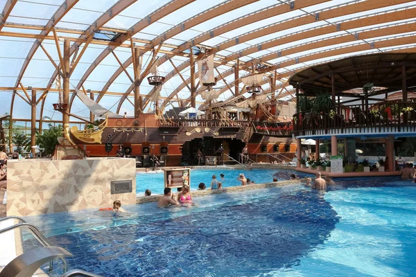 Blå stor pool och ett piratskepp i Aquapark. Stockbild