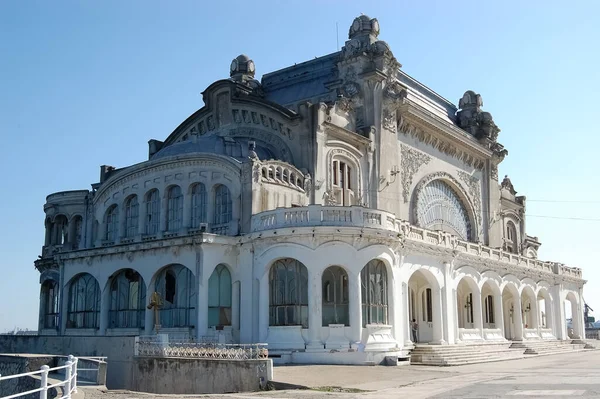 ルーマニアの黒海沿岸のコンスタンタの街の遊歩道で古いカジノの景色 — ストック写真