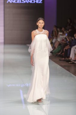 Manken Angel Sanchez moda Show Resort 2018 koleksiyonda Miami moda hafta 2017 Miami'de Buz Sarayı'nda 4 Haziran 2017 üzerinde sırasında pist yürür