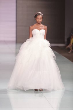 Manken Angel Sanchez moda Show Resort 2018 koleksiyonda Miami moda hafta 2017 Miami'de Buz Sarayı'nda 4 Haziran 2017 üzerinde sırasında pist yürür