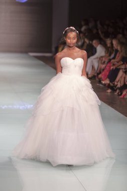 Manken Angel Sanchez moda Show Resort 2018 koleksiyonda Miami moda hafta 2017 Miami'de Buz Sarayı'nda 4 Haziran 2017 üzerinde sırasında pist yürür