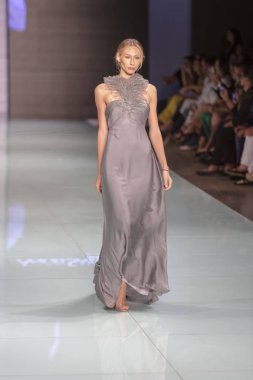 Manken Angel Sanchez moda Show Resort 2018 koleksiyonda Miami moda hafta 2017 Miami'de Buz Sarayı'nda 4 Haziran 2017 üzerinde sırasında pist yürür