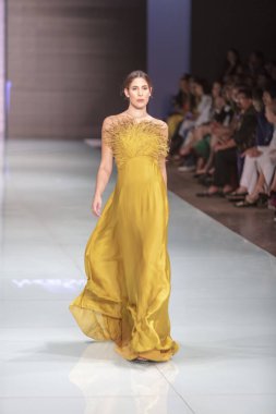 Manken Angel Sanchez moda Show Resort 2018 koleksiyonda Miami moda hafta 2017 Miami'de Buz Sarayı'nda 4 Haziran 2017 üzerinde sırasında pist yürür
