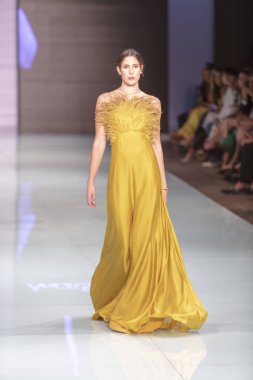 Manken Angel Sanchez moda Show Resort 2018 koleksiyonda Miami moda hafta 2017 Miami'de Buz Sarayı'nda 4 Haziran 2017 üzerinde sırasında pist yürür
