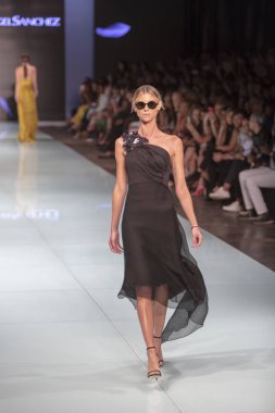 Manken Angel Sanchez moda Show Resort 2018 koleksiyonda Miami moda hafta 2017 Miami'de Buz Sarayı'nda 4 Haziran 2017 üzerinde sırasında pist yürür