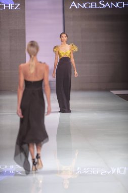 Manken Angel Sanchez moda Show Resort 2018 koleksiyonda Miami moda hafta 2017 Miami'de Buz Sarayı'nda 4 Haziran 2017 üzerinde sırasında pist yürür
