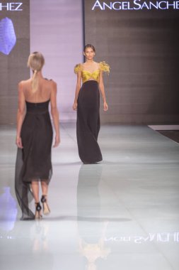 Manken Angel Sanchez moda Show Resort 2018 koleksiyonda Miami moda hafta 2017 Miami'de Buz Sarayı'nda 4 Haziran 2017 üzerinde sırasında pist yürür