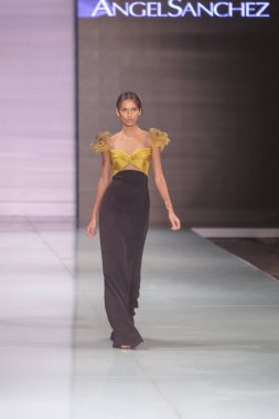 Manken Angel Sanchez moda Show Resort 2018 koleksiyonda Miami moda hafta 2017 Miami'de Buz Sarayı'nda 4 Haziran 2017 üzerinde sırasında pist yürür