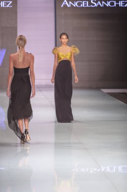 Manken Angel Sanchez moda Show Resort 2018 koleksiyonda Miami moda hafta 2017 Miami'de Buz Sarayı'nda 4 Haziran 2017 üzerinde sırasında pist yürür