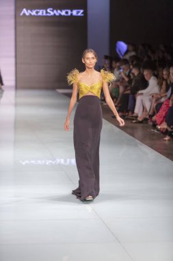 Manken Angel Sanchez moda Show Resort 2018 koleksiyonda Miami moda hafta 2017 Miami'de Buz Sarayı'nda 4 Haziran 2017 üzerinde sırasında pist yürür