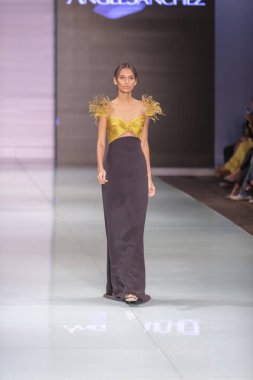 Manken Angel Sanchez moda Show Resort 2018 koleksiyonda Miami moda hafta 2017 Miami'de Buz Sarayı'nda 4 Haziran 2017 üzerinde sırasında pist yürür