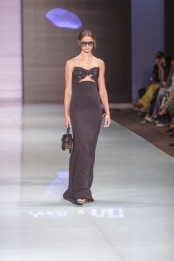 Manken Angel Sanchez moda Show Resort 2018 koleksiyonda Miami moda hafta 2017 Miami'de Buz Sarayı'nda 4 Haziran 2017 üzerinde sırasında pist yürür