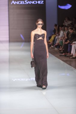 Manken Angel Sanchez moda Show Resort 2018 koleksiyonda Miami moda hafta 2017 Miami'de Buz Sarayı'nda 4 Haziran 2017 üzerinde sırasında pist yürür