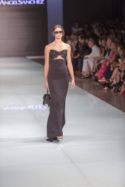 Manken Angel Sanchez moda Show Resort 2018 koleksiyonda Miami moda hafta 2017 Miami'de Buz Sarayı'nda 4 Haziran 2017 üzerinde sırasında pist yürür