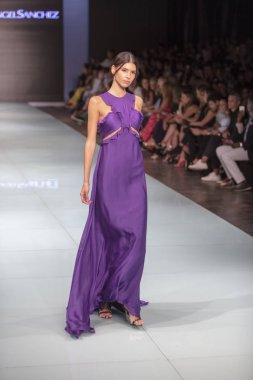 Manken Angel Sanchez moda Show Resort 2018 koleksiyonda Miami moda hafta 2017 Miami'de Buz Sarayı'nda 4 Haziran 2017 üzerinde sırasında pist yürür