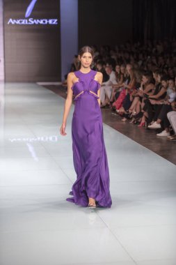 Manken Angel Sanchez moda Show Resort 2018 koleksiyonda Miami moda hafta 2017 Miami'de Buz Sarayı'nda 4 Haziran 2017 üzerinde sırasında pist yürür