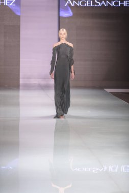 Manken Angel Sanchez moda Show Resort 2018 koleksiyonda Miami moda hafta 2017 Miami'de Buz Sarayı'nda 4 Haziran 2017 üzerinde sırasında pist yürür