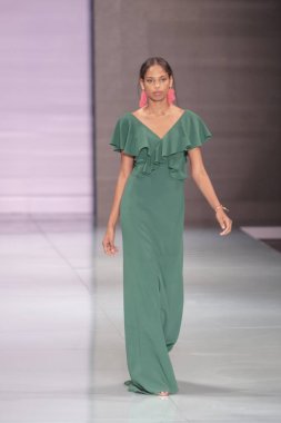 Manken Angel Sanchez moda Show Resort 2018 koleksiyonda Miami moda hafta 2017 Miami'de Buz Sarayı'nda 4 Haziran 2017 üzerinde sırasında pist yürür
