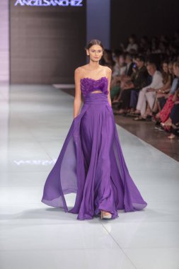 Manken Angel Sanchez moda Show Resort 2018 koleksiyonda Miami moda hafta 2017 Miami'de Buz Sarayı'nda 4 Haziran 2017 üzerinde sırasında pist yürür