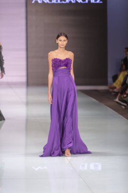 Manken Angel Sanchez moda Show Resort 2018 koleksiyonda Miami moda hafta 2017 Miami'de Buz Sarayı'nda 4 Haziran 2017 üzerinde sırasında pist yürür