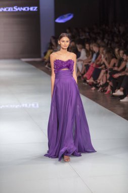 Manken Angel Sanchez moda Show Resort 2018 koleksiyonda Miami moda hafta 2017 Miami'de Buz Sarayı'nda 4 Haziran 2017 üzerinde sırasında pist yürür