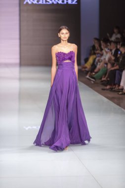 Manken Angel Sanchez moda Show Resort 2018 koleksiyonda Miami moda hafta 2017 Miami'de Buz Sarayı'nda 4 Haziran 2017 üzerinde sırasında pist yürür