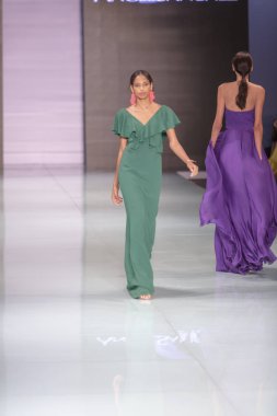 Manken Angel Sanchez moda Show Resort 2018 koleksiyonda Miami moda hafta 2017 Miami'de Buz Sarayı'nda 4 Haziran 2017 üzerinde sırasında pist yürür
