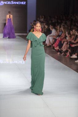 Manken Angel Sanchez moda Show Resort 2018 koleksiyonda Miami moda hafta 2017 Miami'de Buz Sarayı'nda 4 Haziran 2017 üzerinde sırasında pist yürür