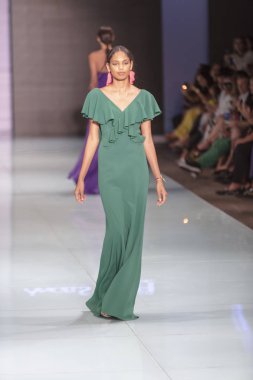 Manken Angel Sanchez moda Show Resort 2018 koleksiyonda Miami moda hafta 2017 Miami'de Buz Sarayı'nda 4 Haziran 2017 üzerinde sırasında pist yürür