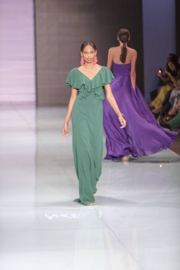 Manken Angel Sanchez moda Show Resort 2018 koleksiyonda Miami moda hafta 2017 Miami'de Buz Sarayı'nda 4 Haziran 2017 üzerinde sırasında pist yürür