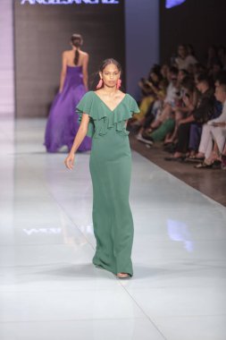 Manken Angel Sanchez moda Show Resort 2018 koleksiyonda Miami moda hafta 2017 Miami'de Buz Sarayı'nda 4 Haziran 2017 üzerinde sırasında pist yürür