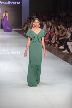 Manken Angel Sanchez moda Show Resort 2018 koleksiyonda Miami moda hafta 2017 Miami'de Buz Sarayı'nda 4 Haziran 2017 üzerinde sırasında pist yürür