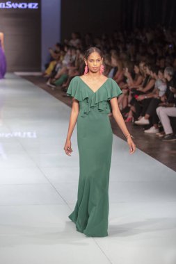 Manken Angel Sanchez moda Show Resort 2018 koleksiyonda Miami moda hafta 2017 Miami'de Buz Sarayı'nda 4 Haziran 2017 üzerinde sırasında pist yürür
