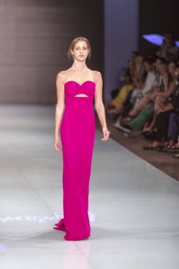 Manken Angel Sanchez moda Show Resort 2018 koleksiyonda Miami moda hafta 2017 Miami'de Buz Sarayı'nda 4 Haziran 2017 üzerinde sırasında pist yürür