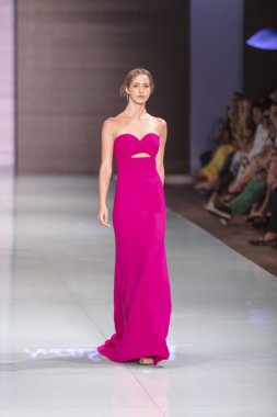 Manken Angel Sanchez moda Show Resort 2018 koleksiyonda Miami moda hafta 2017 Miami'de Buz Sarayı'nda 4 Haziran 2017 üzerinde sırasında pist yürür
