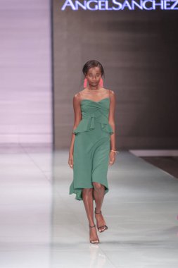 Manken Angel Sanchez moda Show Resort 2018 koleksiyonda Miami moda hafta 2017 Miami'de Buz Sarayı'nda 4 Haziran 2017 üzerinde sırasında pist yürür