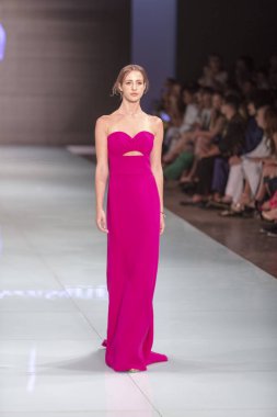 Manken Angel Sanchez moda Show Resort 2018 koleksiyonda Miami moda hafta 2017 Miami'de Buz Sarayı'nda 4 Haziran 2017 üzerinde sırasında pist yürür