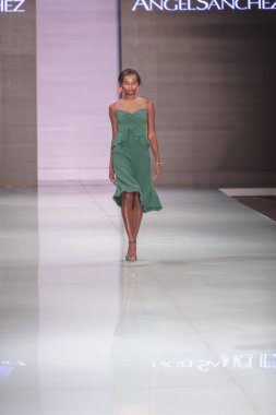 Manken Angel Sanchez moda Show Resort 2018 koleksiyonda Miami moda hafta 2017 Miami'de Buz Sarayı'nda 4 Haziran 2017 üzerinde sırasında pist yürür